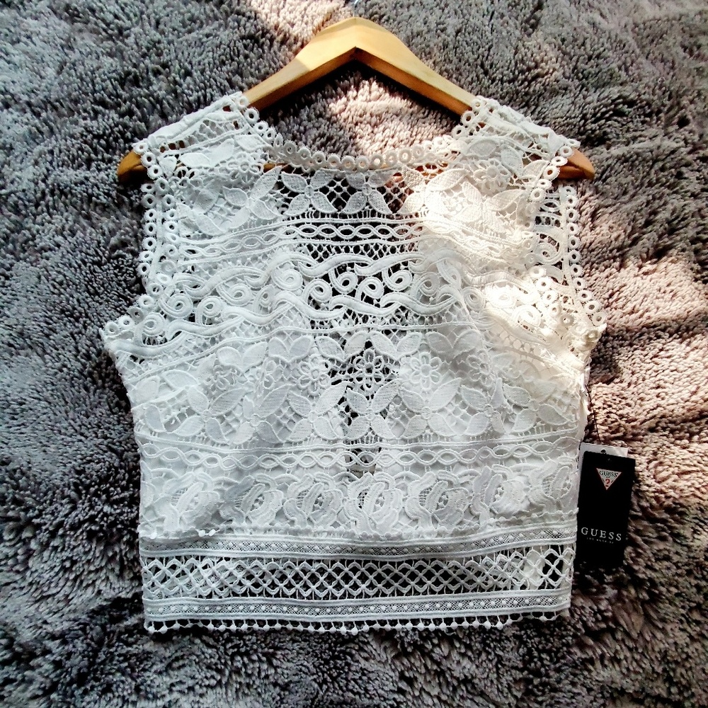 GUESS true white tiffany top